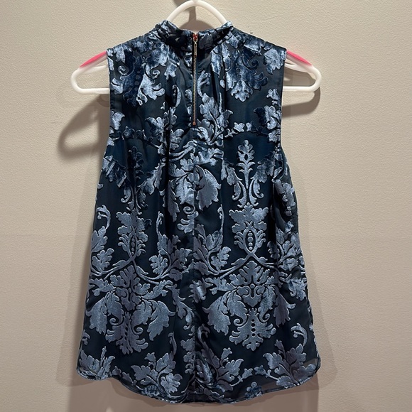 WHBM velvet textured shell - Picture 2 of 3